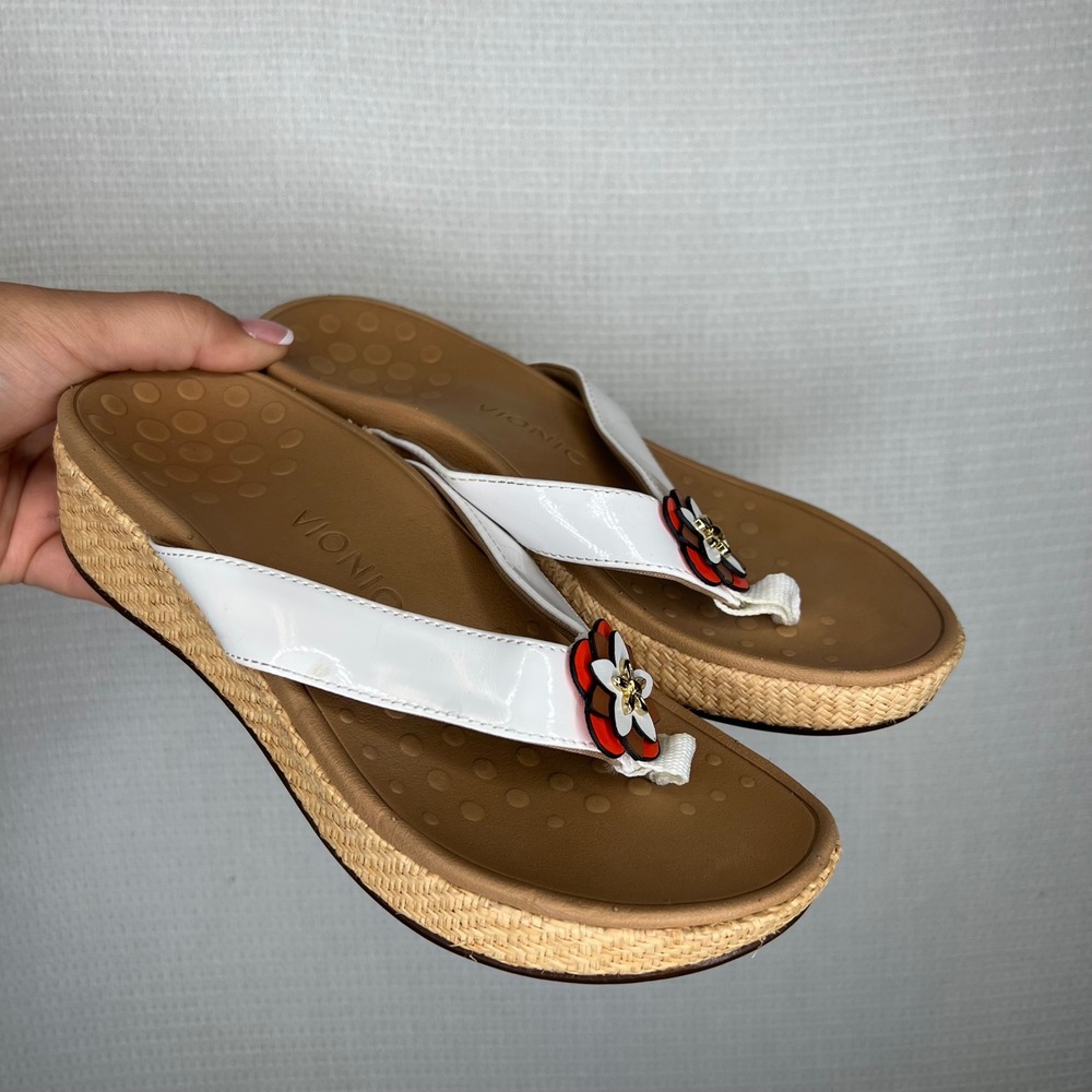 Vionic Mimi White Patent Leather Flower Accent Wedge‎ Platform Sandals US 6